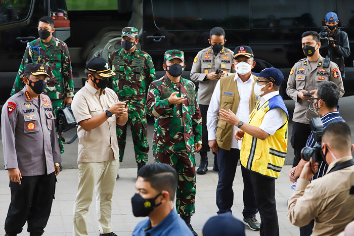 Persiapan sarana dan fasilitas tempat isolasi OTG Rusunawa Pasar Rumput, Jakarta Selatan, Minggu (27/6/2021).