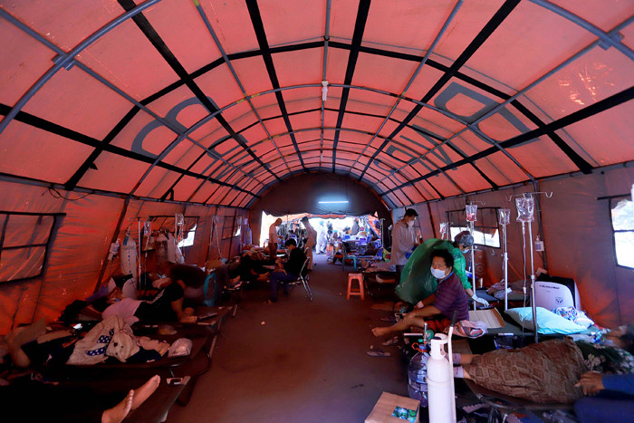 Pasien menjalani perawatan di tenda darurat yang dijadikan ruang IGD (Instalasi Gawat Darurat) di RSUD Bekasi, Jawa Barat, Sabtu (26/6/2021).