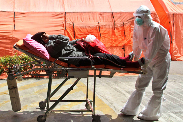 Pasien menjalani perawatan di tenda darurat yang dijadikan ruang IGD (Instalasi Gawat Darurat) di RSUD Bekasi, Jawa Barat, Sabtu (26/6/2021).