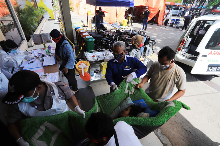 Pasien menjalani perawatan di tenda darurat yang dijadikan ruang IGD (Instalasi Gawat Darurat) di RSUD Bekasi, Jawa Barat, Sabtu (26/6/2021).