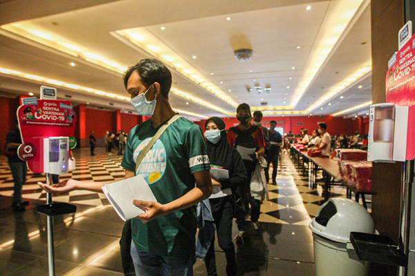 Peserta saat menerima vaksin Covid-19 jenis Sinovac di Jakarta International Expo (Jiexpo) Kemayoran, Jakarta, Minggu (27/6/2021).
