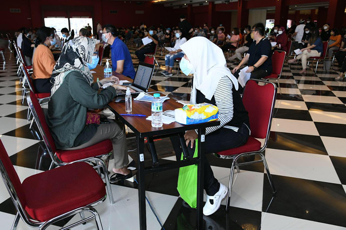 Vaksinasi massal bagi warga masyarakat di Jakarta Internasional Expo (JIExpo), Jakarta Pusat, Senin (28/6/2021).