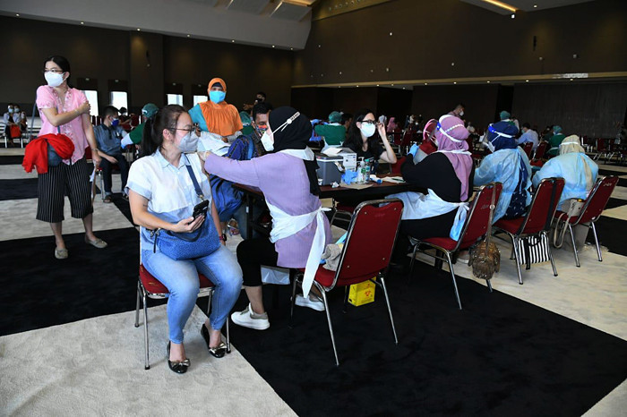 Vaksinasi massal bagi warga masyarakat di Jakarta Internasional Expo (JIExpo), Jakarta Pusat, Senin (28/6/2021).