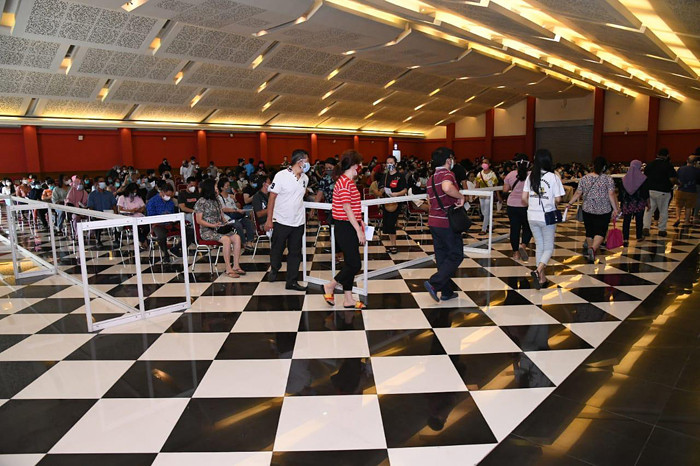 Vaksinasi massal bagi warga masyarakat di Jakarta Internasional Expo (JIExpo), Jakarta Pusat, Senin (28/6/2021).