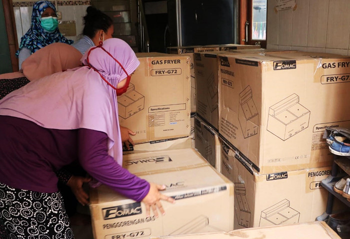 Para pelaku usaha jajanan pasar memeriksa sejumlah peralatan produksi saat serahterima di Tegalsari Surabaya, Jawa Timur, Senin (28/6/2021).