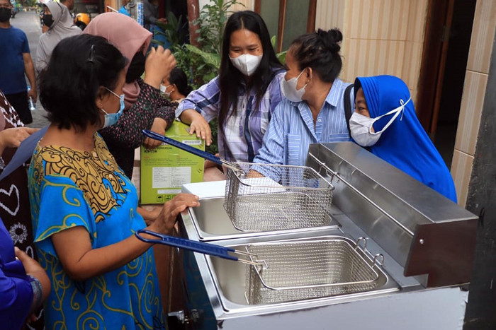Para pelaku usaha jajanan pasar memeriksa sejumlah peralatan produksi saat serahterima di Tegalsari Surabaya, Jawa Timur, Senin (28/6/2021).