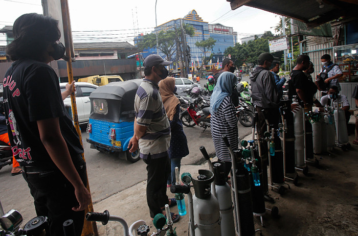 Suasana antrean isi ulang oksigen medis di salah satu depot pengisian oksigen di kawasan Manggarai, Jakarta, Senin (28/6/2021).