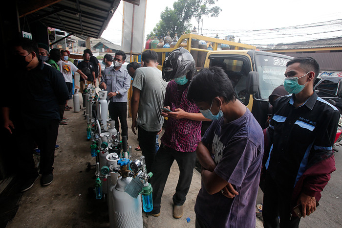 Suasana antrean isi ulang oksigen medis di salah satu depot pengisian oksigen di kawasan Manggarai, Jakarta, Senin (28/6/2021).