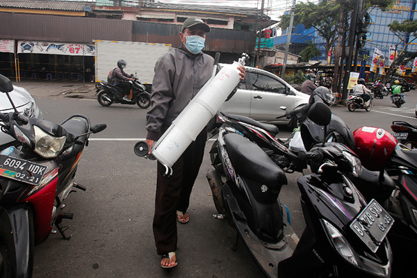 Suasana antrean isi ulang oksigen medis di salah satu depot pengisian oksigen di kawasan Manggarai, Jakarta, Senin (28/6/2021).