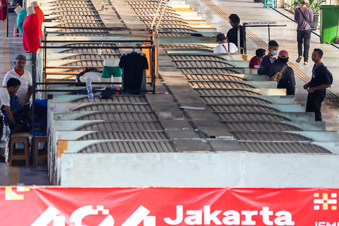 Pedagang saat menutup tokonya di Pasar Tanah Abang, Jakarta Pusat, Senin (28/6/2021).