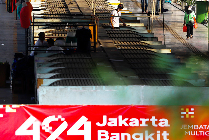 Pedagang saat menutup tokonya di Pasar Tanah Abang, Jakarta Pusat, Senin (28/6/2021).