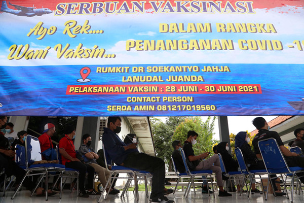 Pelaksanaan serbuan vaksinasi tahap ke-4 di Rumkit TNI AL dr.Soekantyo Jahja Lanudal Juanda Surabaya di Sidoarjo, Jawa Timur, Senin (28/6/2021).