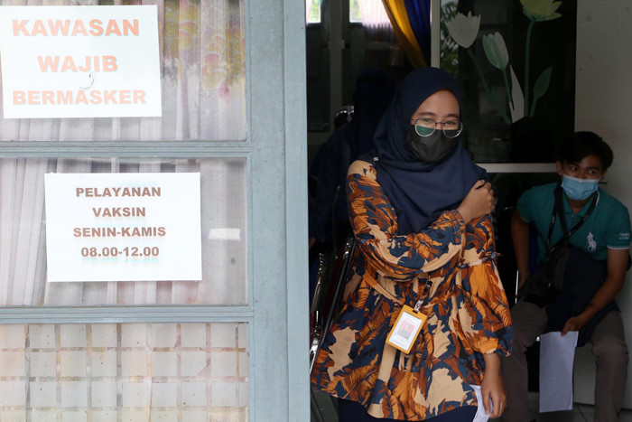 Pelaksanaan serbuan vaksinasi tahap ke-4 di Rumkit TNI AL dr.Soekantyo Jahja Lanudal Juanda Surabaya di Sidoarjo, Jawa Timur, Senin (28/6/2021).
