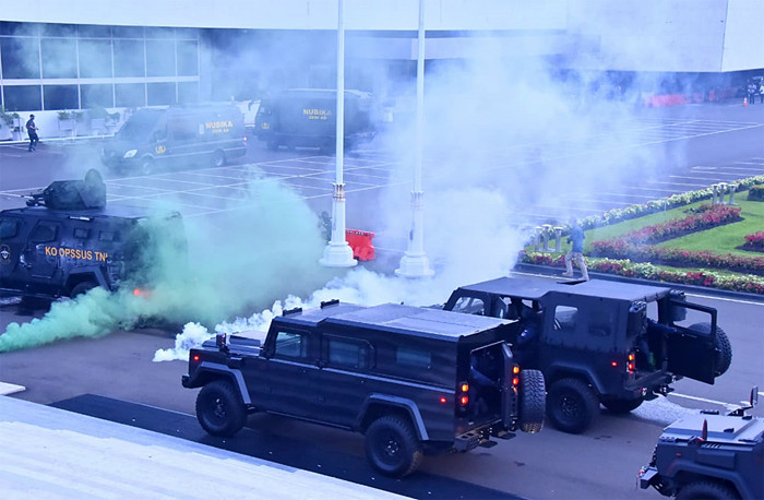 Satgultor TNI melalui pendadakkan disertai kecepatan dengan akurasi yang tinggi berhasil mengambil alih Gedung DPR RI dari penguasaan para teroris.