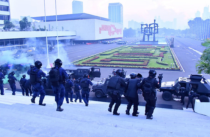 Satgultor TNI melalui pendadakkan disertai kecepatan dengan akurasi yang tinggi berhasil mengambil alih Gedung DPR RI dari penguasaan para teroris.