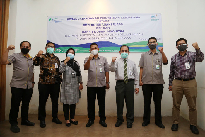 Perjanjian Kerja sama antara BP Jamsostek dengan BSI di Surabaya, Jawa Timur, Selasa (29/6/2021).