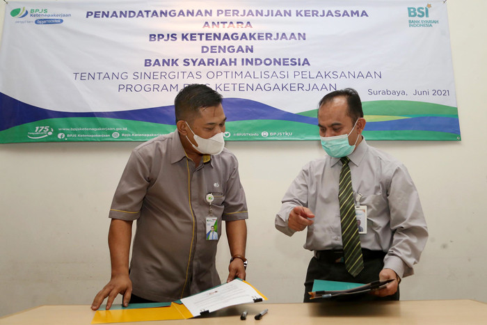 Perjanjian Kerja sama antara BP Jamsostek dengan BSI di Surabaya, Jawa Timur, Selasa (29/6/2021).