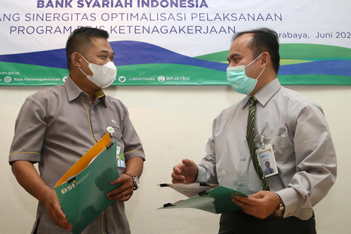Perjanjian Kerja sama antara BP Jamsostek dengan BSI di Surabaya, Jawa Timur, Selasa (29/6/2021).