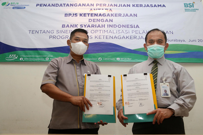 Perjanjian Kerja sama antara BP Jamsostek dengan BSI di Surabaya, Jawa Timur, Selasa (29/6/2021).