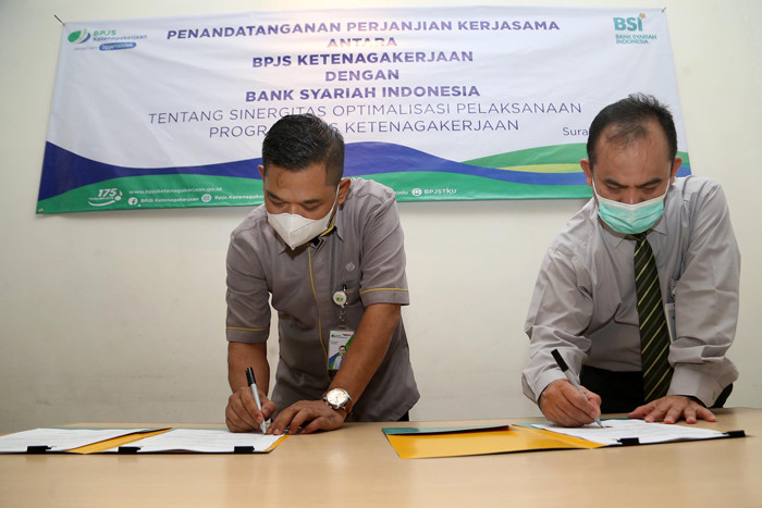 Perjanjian Kerja sama antara BP Jamsostek dengan BSI di Surabaya, Jawa Timur, Selasa (29/6/2021).