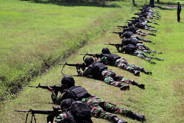 Para sniper Yonif 3 Marinir mengarahkan senjata laras panjang ke sasaran ketika latihan menembak di lapangan tembak F.X Soepramono Karangpilang, (29/6/2021).