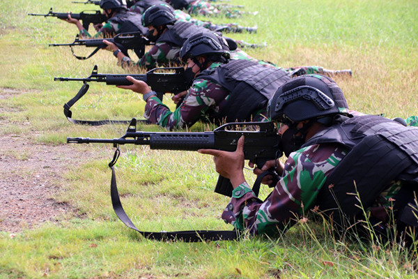 Para sniper Yonif 3 Marinir mengarahkan senjata laras panjang ke sasaran ketika latihan menembak di lapangan tembak F.X Soepramono Karangpilang, (29/6/2021).
