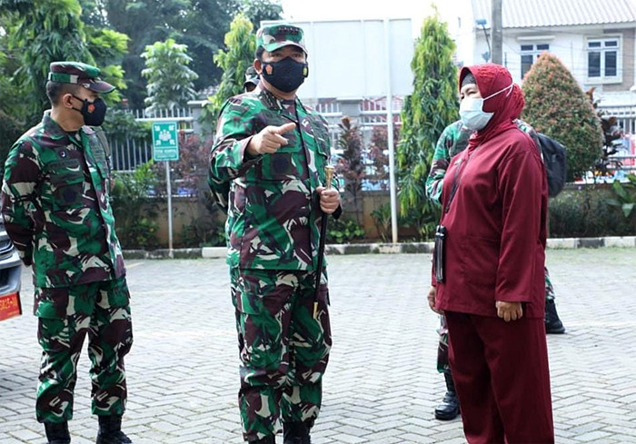Panglima TNI Marsekal TNI Hadi Tjahjanto saat meninjau serbuan vaksinasi di Universitas Dharma Persada dan Gedung P2KPTK2 Duren Sawit, Selasa (29/6/2021).