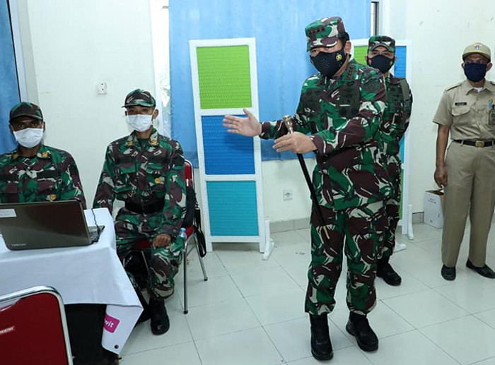 Panglima TNI Marsekal TNI Hadi Tjahjanto saat meninjau serbuan vaksinasi di Universitas Dharma Persada dan Gedung P2KPTK2 Duren Sawit, Selasa (29/6/2021).