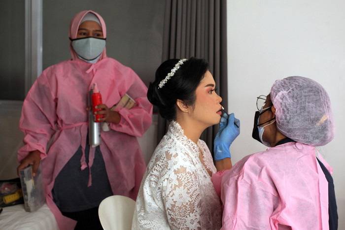 Perias Pengantin Itha Dantjie saat merias calon pengantin di kawasan Margonda, Depok, Jawa Barat, Sabtu (26/6/2021).
