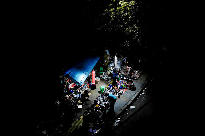 Suasana pedagang barang bekas di kawasan Kebayoran Lama, Jakarta Selatan, Selasa (29/6/2021).