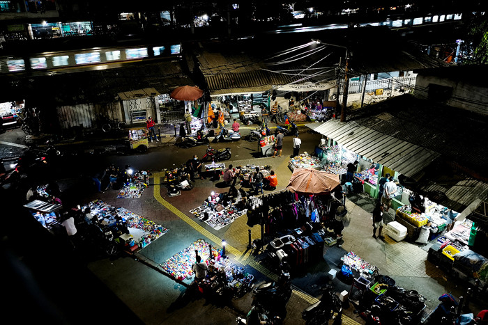 Suasana pedagang barang bekas di kawasan Kebayoran Lama, Jakarta Selatan, Selasa (29/6/2021).