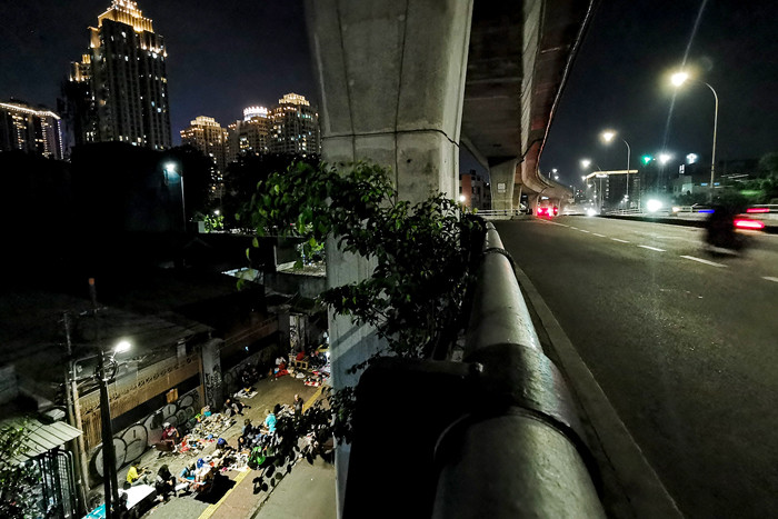 Suasana pedagang barang bekas di kawasan Kebayoran Lama, Jakarta Selatan, Selasa (29/6/2021).