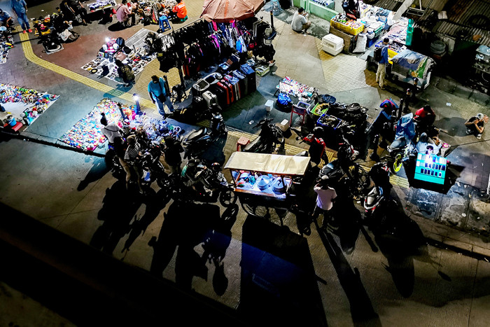 Suasana pedagang barang bekas di kawasan Kebayoran Lama, Jakarta Selatan, Selasa (29/6/2021).