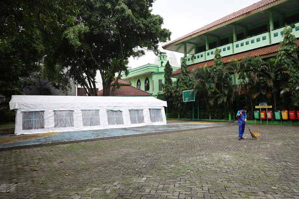 Pekerja RSUD Tarakan menyiapkan velbed di tenda darurat di SDN Negeri 02 Cideng, Jakarta, Selasa (29/6/2021).