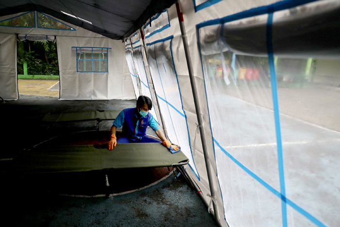 Pekerja RSUD Tarakan menyiapkan velbed di tenda darurat di SDN Negeri 02 Cideng, Jakarta, Selasa (29/6/2021).
