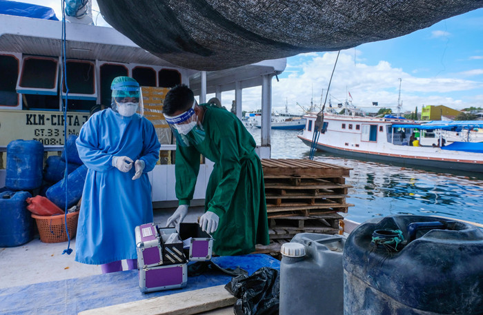 Nelayan dan anak buah kapal (ABK) menjalani vaksinasi covid 19 di Pelabuhan Paotere, Makassar, Selasa (29/6/2021).
