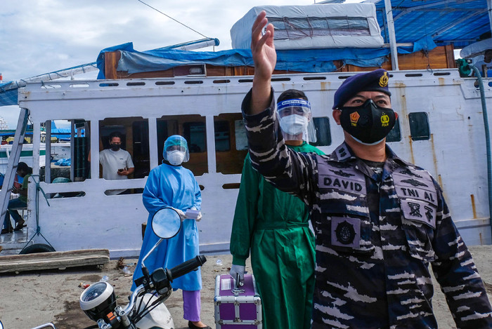 Nelayan dan anak buah kapal (ABK) menjalani vaksinasi covid 19 di Pelabuhan Paotere, Makassar, Selasa (29/6/2021).