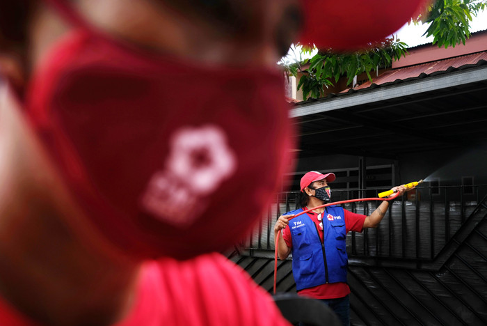 Petugas Palang Merah Indonesia menyemprotkan disinfektan ke rumah warga di Kelurahan Minasa Upa, Makassar, Rabu (30/6/2021).