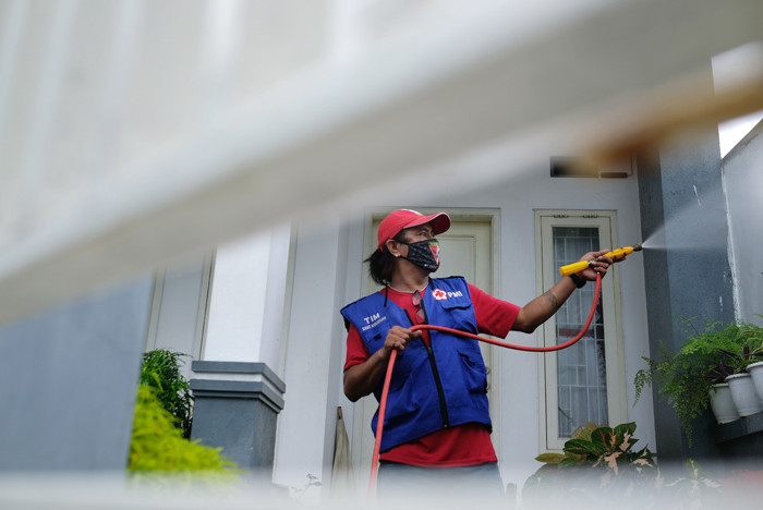 Petugas Palang Merah Indonesia menyemprotkan disinfektan ke rumah warga di Kelurahan Minasa Upa, Makassar, Rabu (30/6/2021).