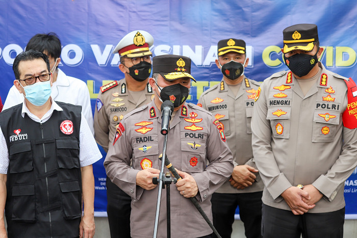 Kapolda Metro Jaya Irjen Pol Fadil Imran meninjau vaksinasi Covid-19 di Hotel Borobudur, Jakarta Pusat, Rabu (30/6/2021).