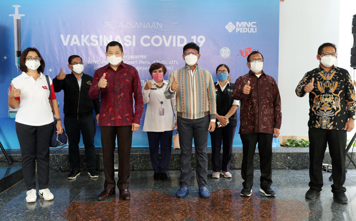 Vaksinasi Covid-19 kepada para insan pertelevisian di MNC Center Kebon Sirih, Jakarta, Rabu (30/6/2021).