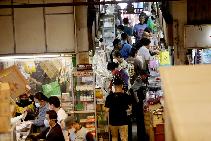 Pedagang melayani pengunjung di Pasar Pramuka, Jakarta, Rabu (30/6/2021).