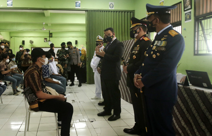 Gubernur DKI Jakarta Anies Baswedan saat meninjau pelaksanaan vaksinasi untuk anak usia 12 sampai 17 tahun di SMAN 20, Jakarta Pusat, Kamis (1/7/2021).