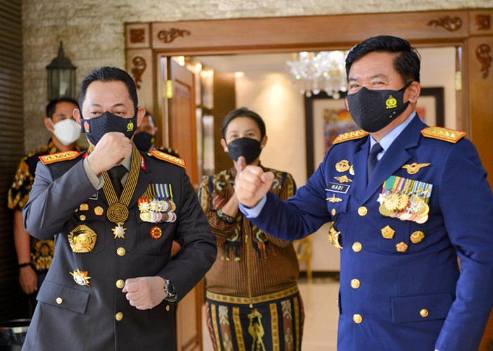 Panglima TNI Marsekal Hadi Tjahjanto memberikan kejutan kepada Kapolri Jenderal Pol Listyo Sigit Prabowo di Hari Bhayangkara Ke-75 di Jakarta, Kamis (1/7/2021).