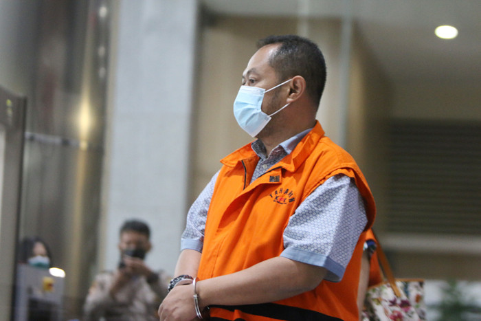 Tersangka Direktur PT Adonara Propertindo Tommy Adrian tiba di KPK untuk menjalani pemeriksaan lanjutan, Jakarta, Kamis (1/7/2021).