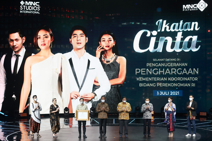 Setelah meraih Rekor MURI, sinetron Ikatan Cinta kembali mendapatkan penghargaan dari Menko Perekonomian.