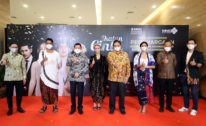 Setelah meraih Rekor MURI, sinetron Ikatan Cinta kembali mendapatkan penghargaan dari Menko Perekonomian.
