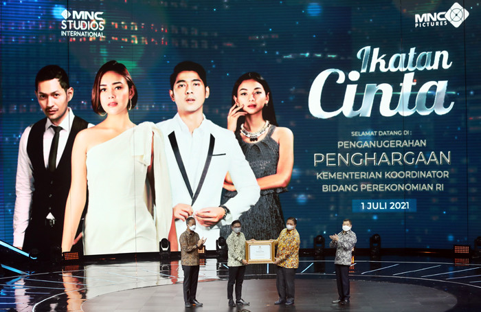 Setelah meraih Rekor MURI, sinetron Ikatan Cinta kembali mendapatkan penghargaan dari Menko Perekonomian.