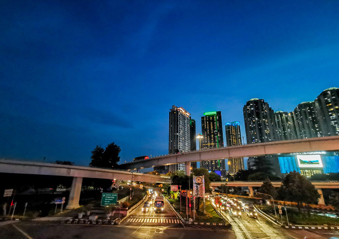 Terlihat Gemerlap lampu gedung pusat perbelanjaan di Jakarta Barat, Kamis (1/7/2021).