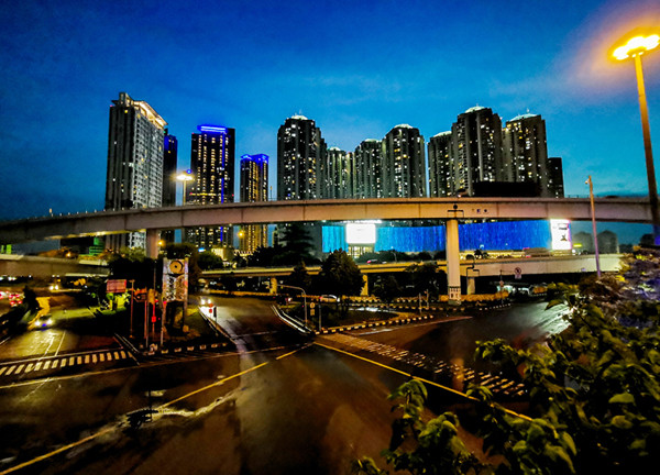 Terlihat Gemerlap lampu gedung pusat perbelanjaan di Jakarta Barat, Kamis (1/7/2021).